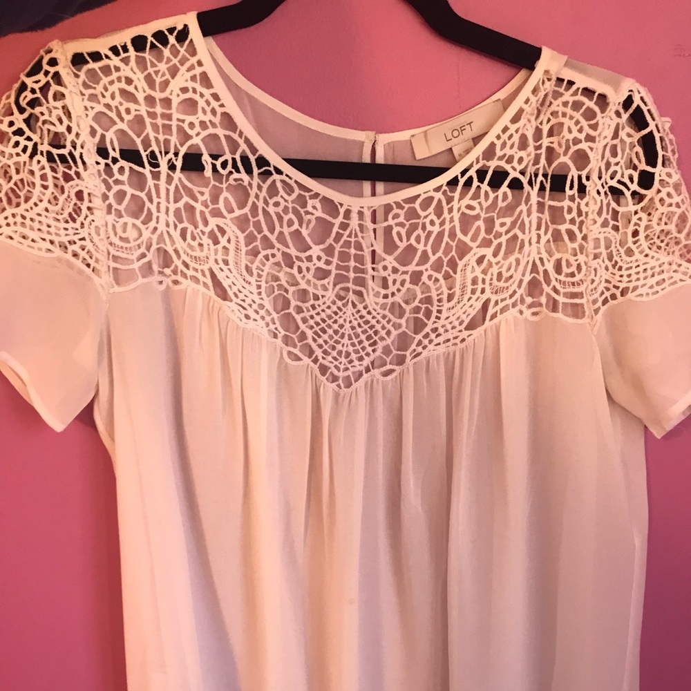 EUC GORGEOUS LOFT Ivory sheer blouse 💕